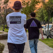 龍胆紫 LOGO TEE (黑)：圖片 3